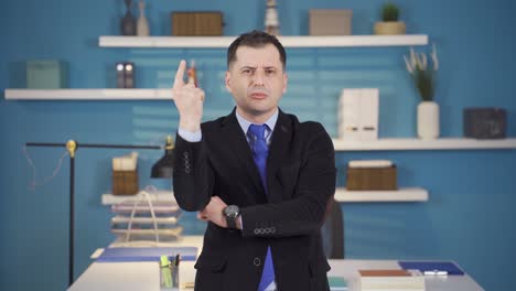 el hombre de negocios encuentra la idea mientras mira a su alrededor.