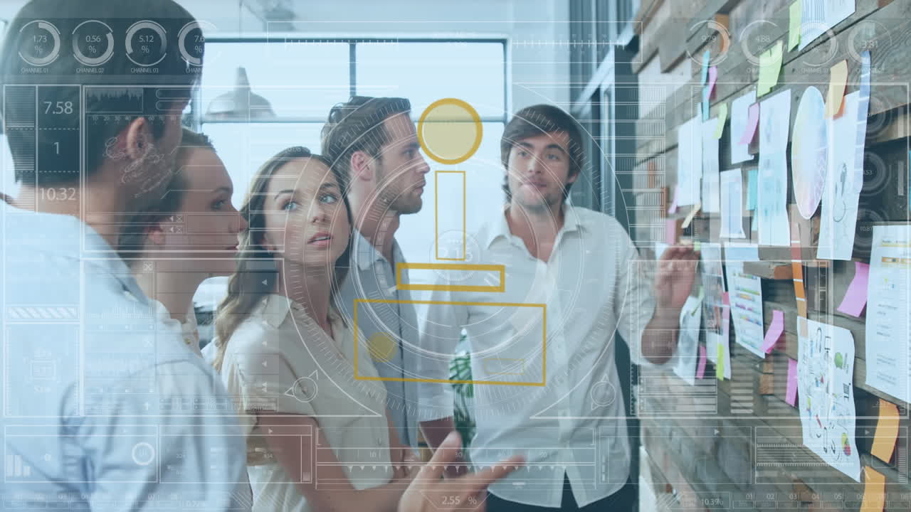 animación del procesamiento de datos sobre diversos empresarios discutiendo sobre notas de memorando en la oficina