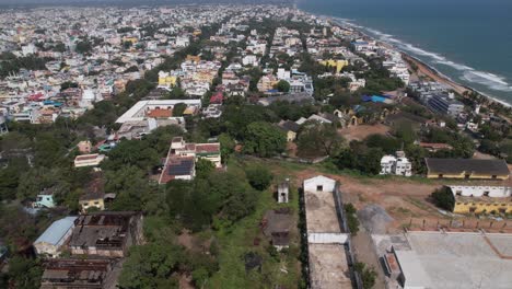 Un-Vídeo-Aéreo-Muestra-La-Antigua-Colonia-Francesa-De-Puducherry,-Territorio-De-La-Unión-De-La-India,-En-El-Centro.