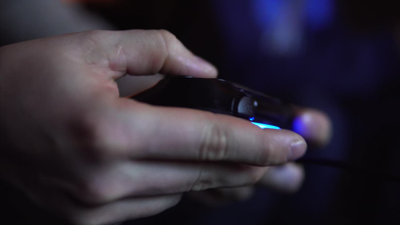 persona jugando a un videojuego con el controlador