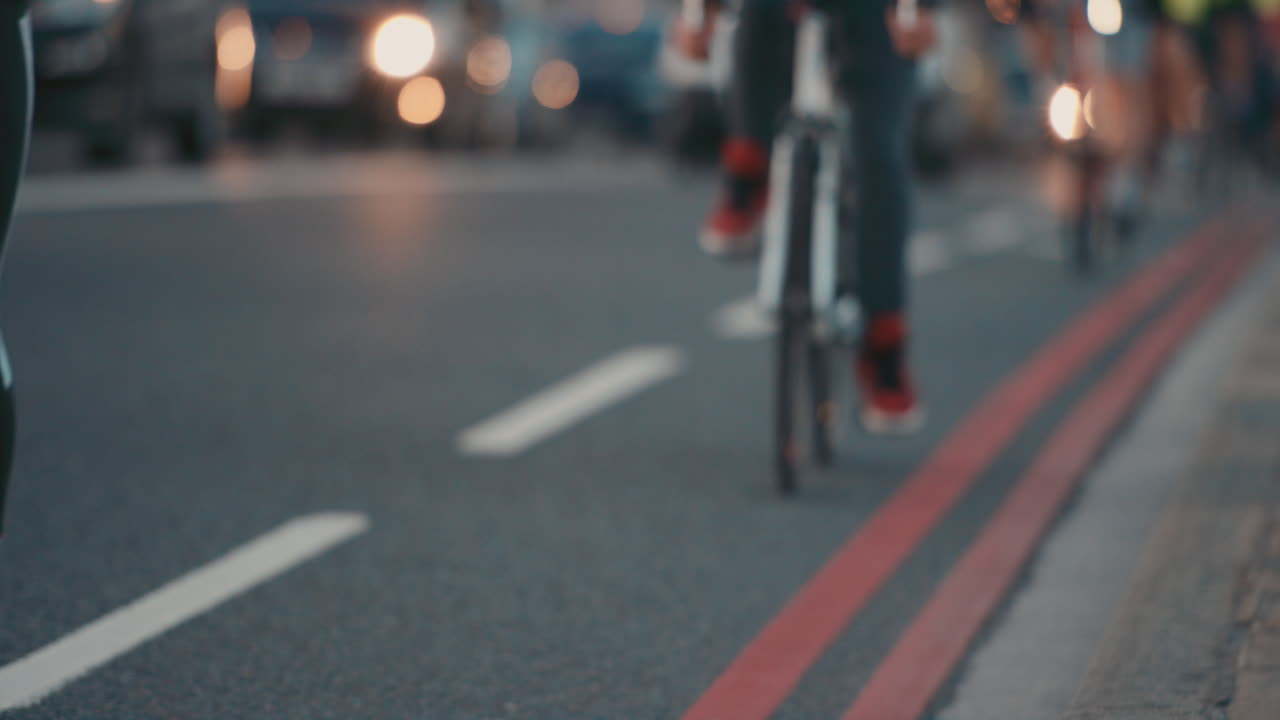 런던 시티 스트리트 슬로우 모션으로 걸어가는 무명 군중, 자전거, 자전거, 통근자