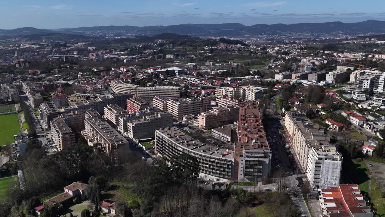 Rekaman drone blok-blok bangunan Guimaraes. Area padat penduduk. Ibu kota hijau Eropa 2026.