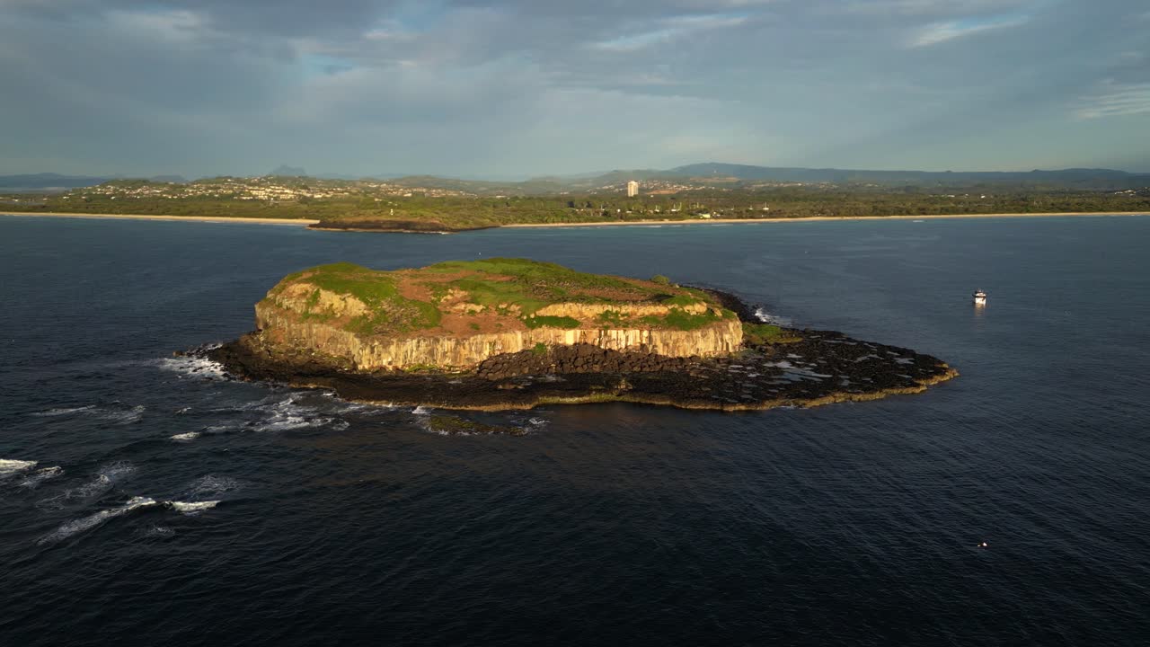 aerial sobre la isla de cook con la cabeza del dedo en el fondo, norte de nueva gales del sur, australia