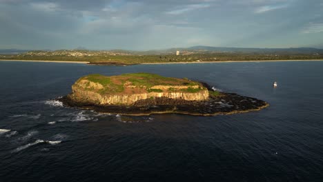 Antena-Sobre-La-Isla-De-Cook-Con-Cabeza-Fingal-En-El-Fondo,-Norte-De-Nueva-Gales-Del-Sur,-Australia