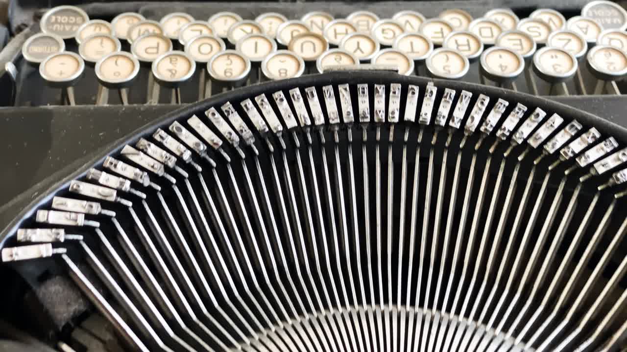 le chiavi di una vecchia macchina da scrivere