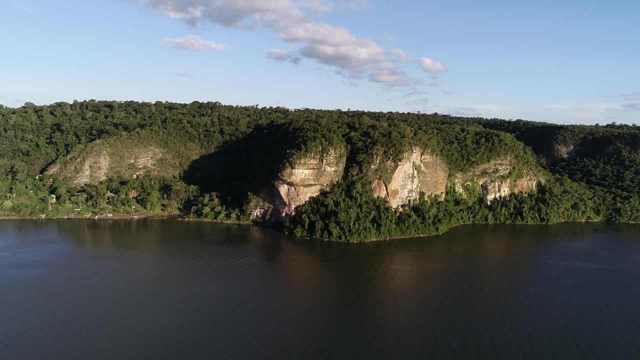 toma de exploración de la formación de rocas en el río parana, parque teyu cuare, argentina