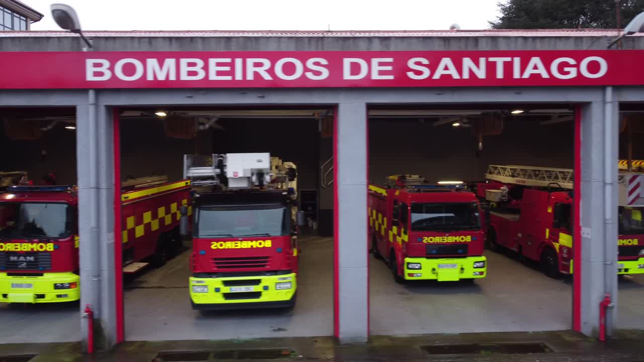vista exterior de un pequeño parque de bomberos en el norte de españa
