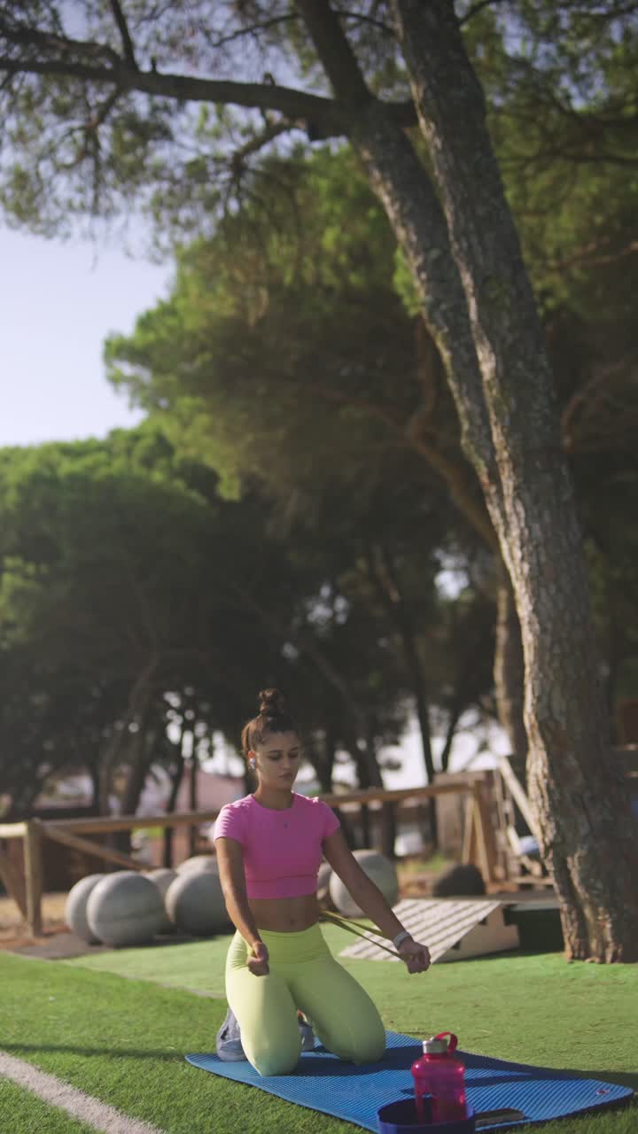 mujer haciendo ejercicio al aire libre con banda de resistencia