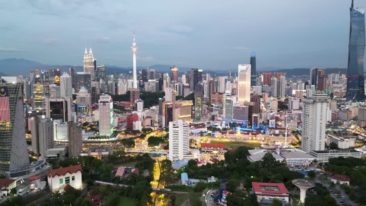 tomas de drones del centro de kuala lumpur al atardecer