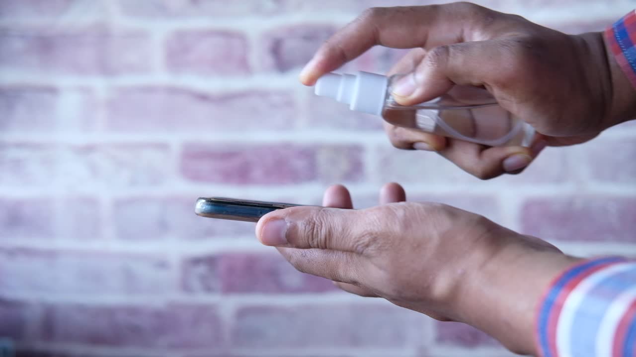 desinfectar un teléfono móvil con desinfectante para manos