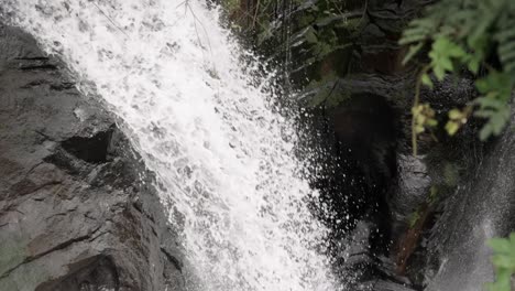 poderosas cascadas de acantilado, vista de cerca