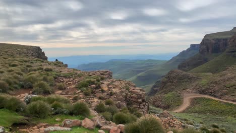 el turista solitario disfruta de la soledad y la vista espectacular desde lo alto del paso sani