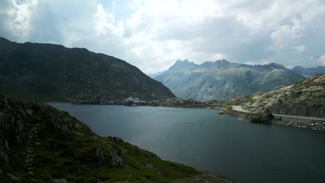 Aproximación-Aérea-Del-Hotel-Grimsel-Passhöhe-O-Grimselpass-En-Suiza-Desde-Totensee-O-Lago-Titinsee-En-Verano