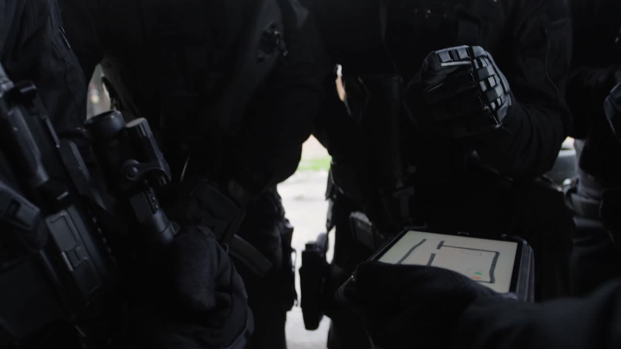 4k 기지에서 총을 들고 계획을 논의하는 혼합 인종 군인들의 클로즈업