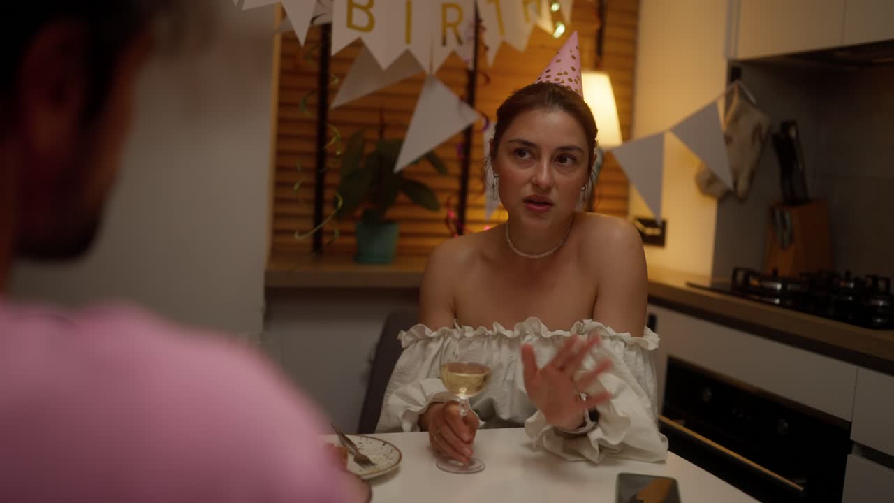 집에서 생일 축하 저녁 식사