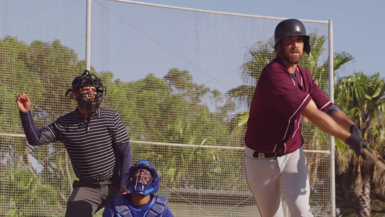 Giocatore di baseball che colpisce una palla durante una partita