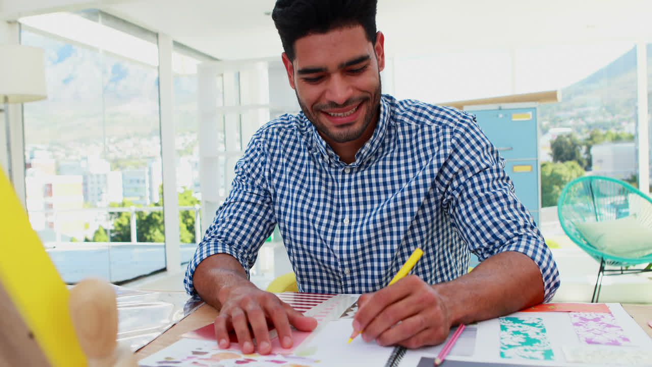 diseñador gráfico dibujo boceto en libro 4k