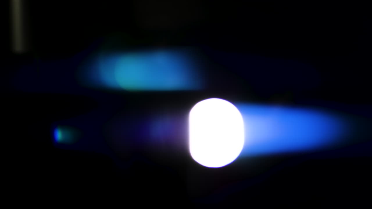 고급 시네마 아나모픽 렌즈를 배경으로 검은색으로 촬영한 아름답고 놀라운 빛 반사 및 아나모픽 파란색 줄무늬, 빛 누수 오버레이 또는 편집자를 위한 전환