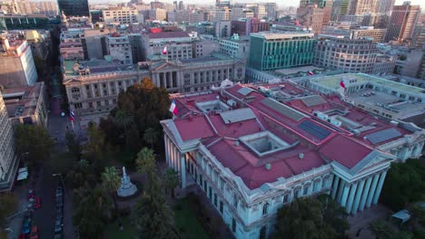 toma aérea de la carretilla que revela la cámara de diputados durante la puesta de sol