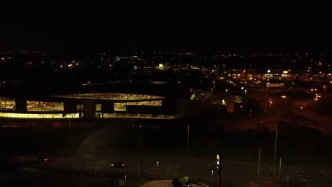 Faros-De-Tráfico-Nocturno-Que-Conducen-La-Vista-Aérea-De-La-Intersección-De-La-Autopista-De-La-Ciudad-Británica