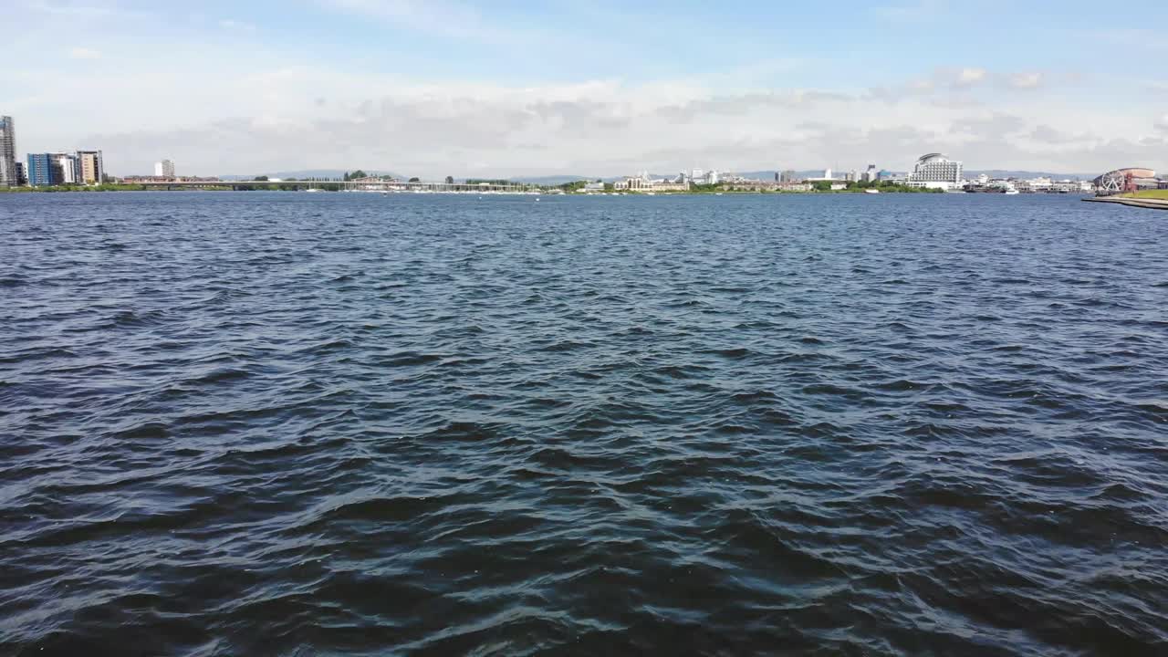 카디프 베이의 바다 위를 날고 있는 공중 저공