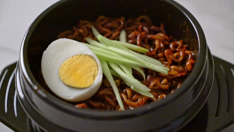 검은 콩 소스를 얹은 오이와 삶은 계란을 얹은 한국 인스턴트 국수 - 한국 음식 스타일