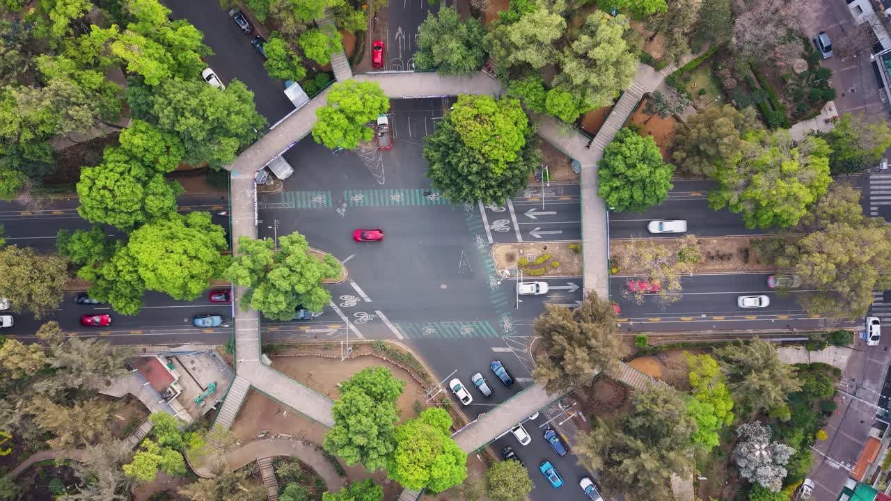 Hyperlapse of Parque Mariscal Sucre surrounded by city blocks