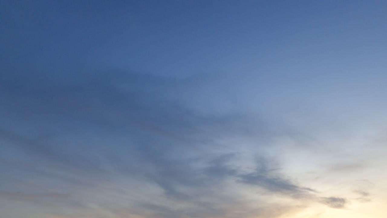 밝은 빛 광선은 극적인 황금 회색 구름을 통해 빛납니다.