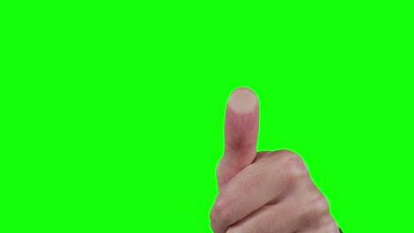 hombre caucásico señalando sobre un fondo verde