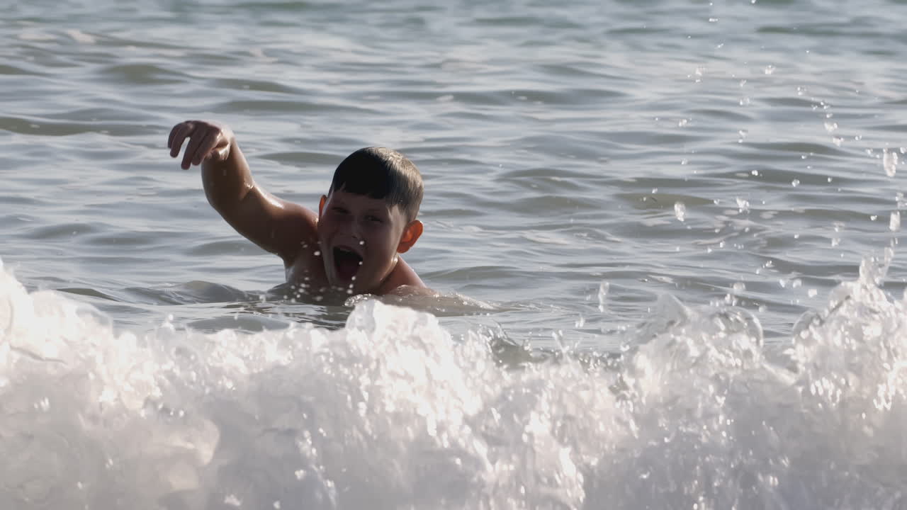 바다의 파도에서 놀고 있는 아이