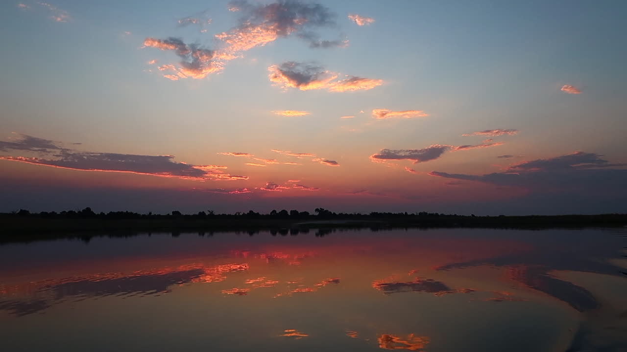 un crucero en barco por el lado namibio del río zambezi en verano en la región de caprivi strip-zambezi al atardecer