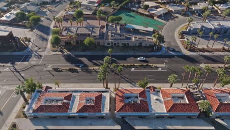 palm desert, california drone video por encima del vecindario inclinándose para revelar la ciudad