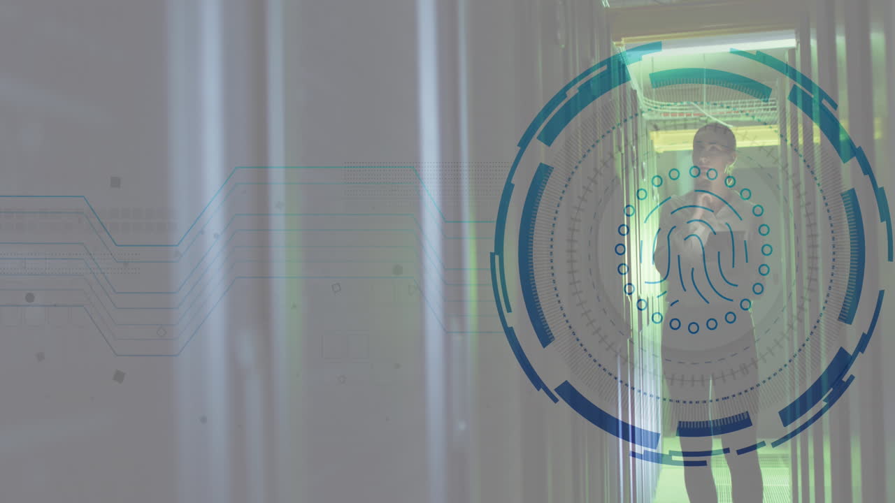 animación de escáner de huellas dactilares sobre ingeniera caucásica usando tableta trabajando en la sala de servidores