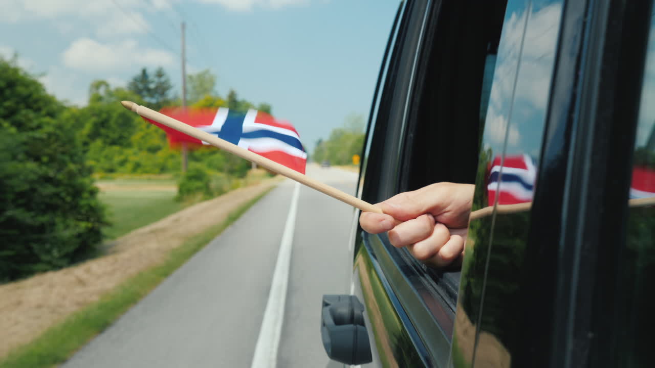 자동차 창 여행 스칸디나비아 개념에 노르웨이 국기와 손
