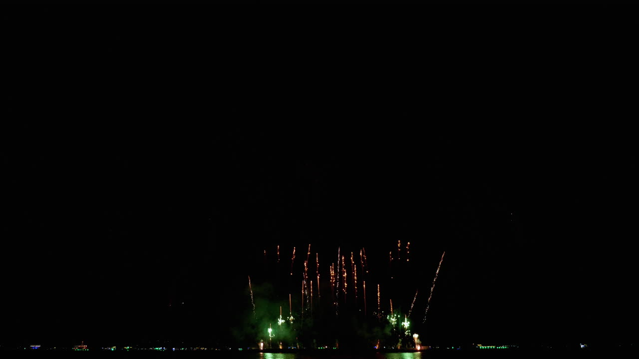 bucle sin fisuras de fondo de fuegos artificiales reales con luces bokeh en el cielo nocturno