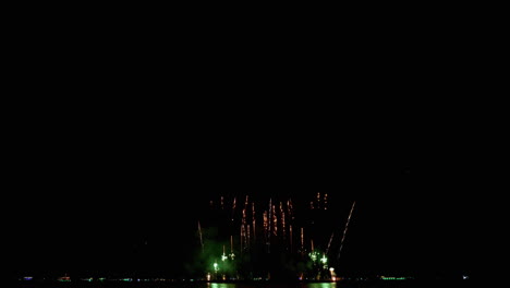 bucle sin fisuras de fondo de fuegos artificiales reales con luces bokeh en el cielo nocturno