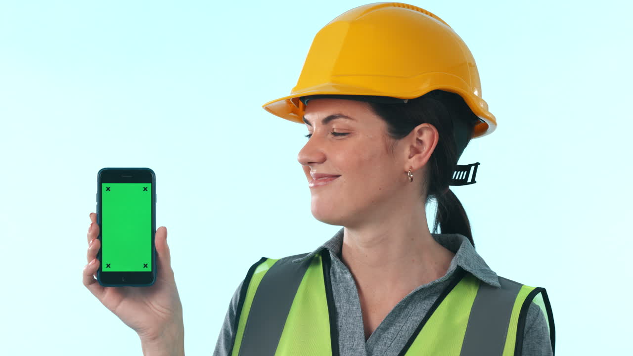 está bien, mujer feliz o arquitecto con teléfono verde