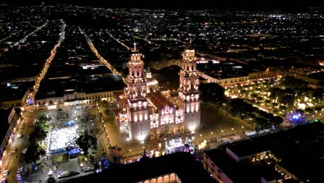 Morelia-Kathedrale-Im-Historischen-Zentrum,-Weihnachtszeit-In-Der-Nacht-Mit-Drohne