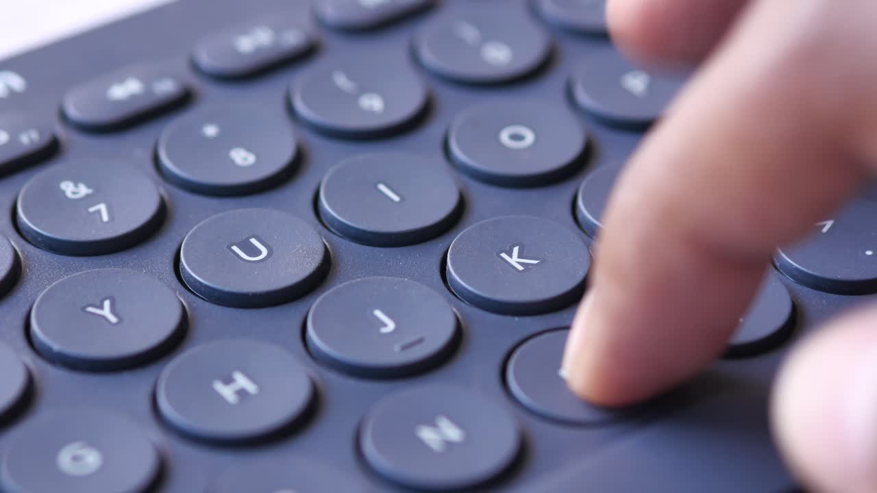 primer plano de la mano del hombre escribiendo en el teclado