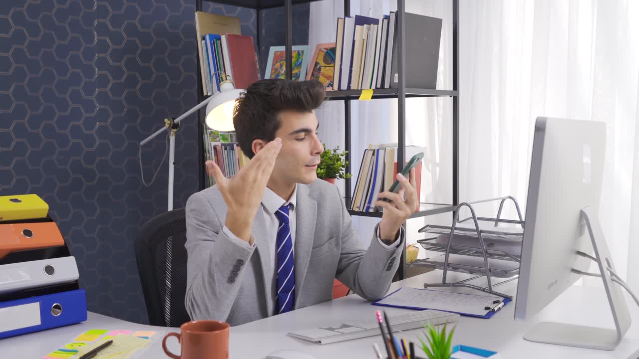 사무실 매니저가 스마트 폰이나 회사 작업 공간에서 비즈니스 파트너와 대화하고 있습니다.