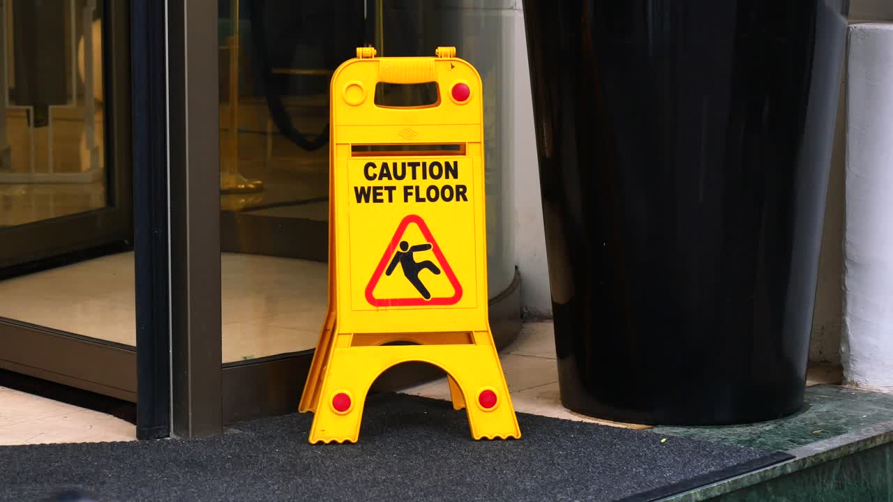 señal de advertencia de piso mojado