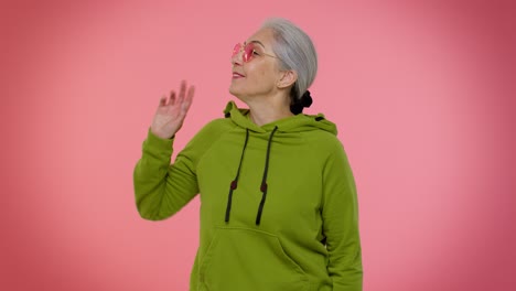 Retrato-De-Una-Seductora-Anciana-Anciana-De-Pelo-Gris-Con-Gafas-De-Sol-Encantadora-Sonrisa-Bailando