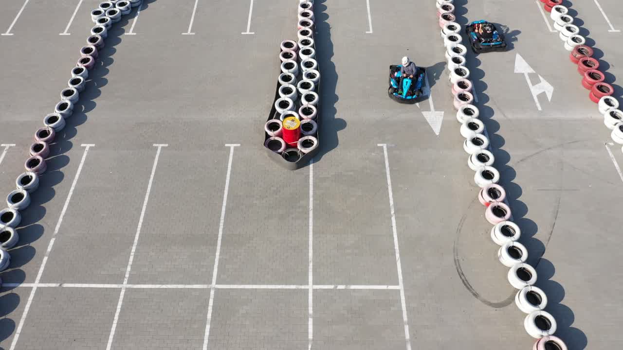 도로와 타이어가 있는 카팅 회로의  뷰