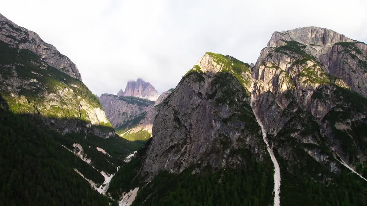 pico en las dolomitas, alpes italianos - disparo de avión no tripulado