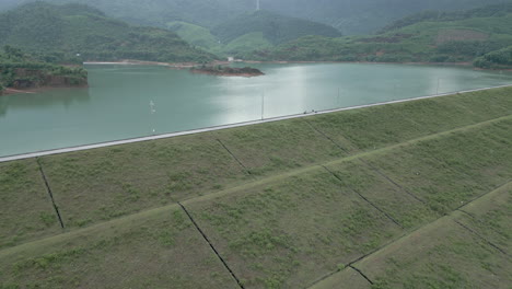 Enorme-Masa-De-Agua-En-El-Lago-Song-Bu-Lu-De-Las-Tierras-Altas-Centrales-De-Vietnam