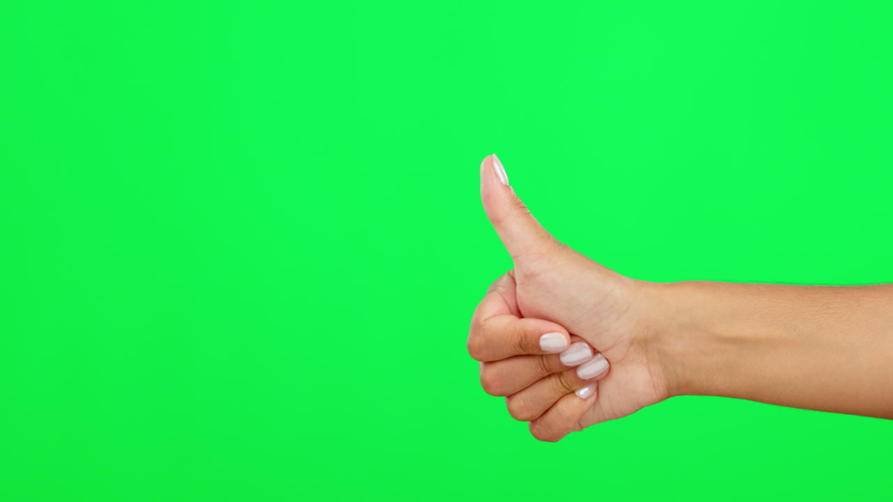 pulgares hacia arriba, señal de mano y una persona en la pantalla verde
