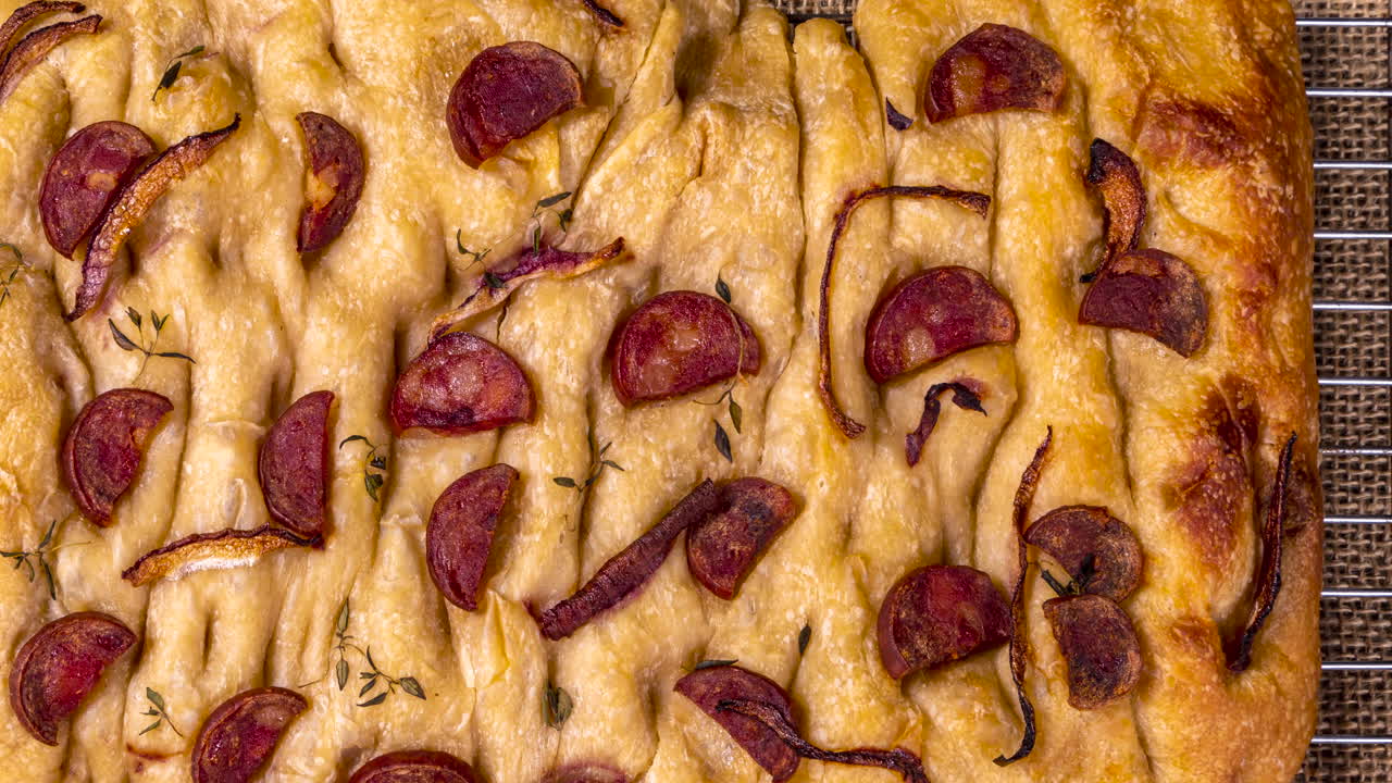 focaccia italiana tradicional con pepperoni, tomates cherry, aceitunas negras, romero y cebolla - focaccia casera de pan plano