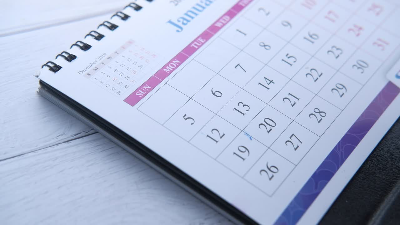 cierre del círculo de la mano de la persona en la fecha calendario