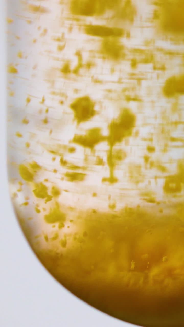 Si forma un precipitato giallo in una soluzione liquida limpida