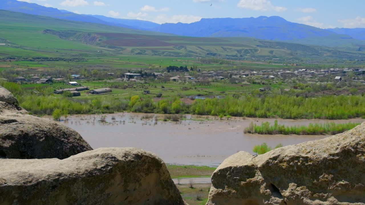 река в джорджии, вид с гор. выборочный фокус. природа.